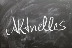 Aktuelles auf einer Tafel ist "Aktuelles" mit Kreide geschrieben