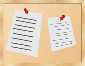 Zwei an einer Wand gepinnte Zettel