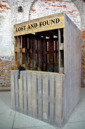Fundsachen alte Holzkiste mit dem Schriftzug "Lost and Found"
