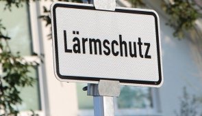 Lärmschutz Straßenschild zeigt den Schriftzug "Lärmschutz"