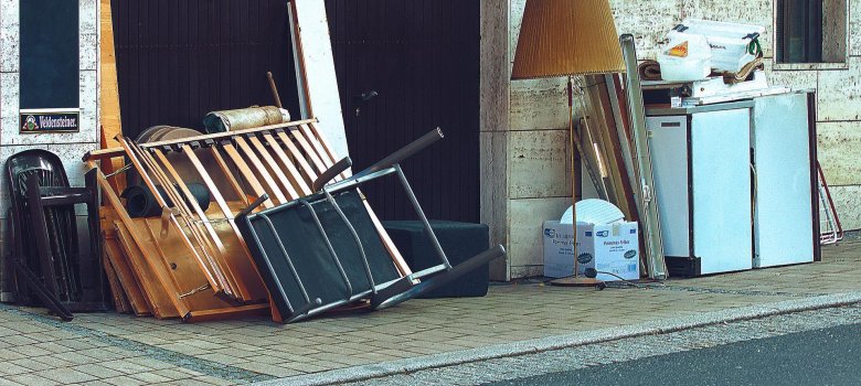 Sperrmüll ist an der Straße abgelegt