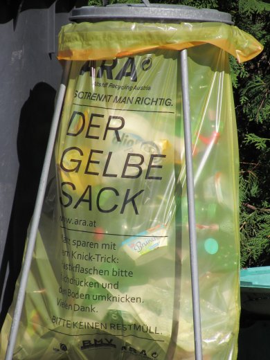 Gelber Sack Gelber Sack in dem sich Müll befindet