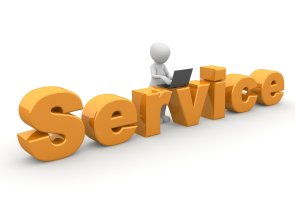 Service Männchen sitzt auf dem Schriftzug "Service"