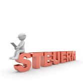 Männchen sitzt auf dem Schriftzug "Steuern"